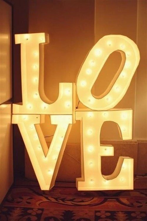 Lettre lumineuse grand format LOVE